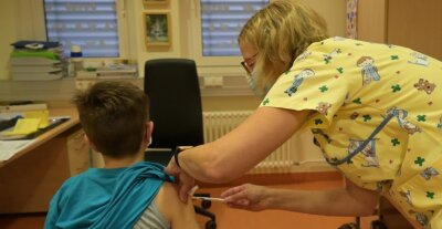 Erzgebirge: Fürs Impfen der Kinder nehmen Eltern lange Wege in Kauf - Am Helios Klinikum in Aue hat es am Samstag eine Impfaktion für Kinder ab fünf Jahren gegeben. 