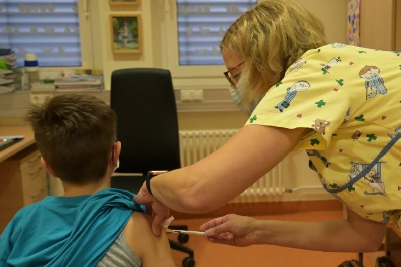 Erzgebirge: Fürs Impfen der Kinder nehmen Eltern lange Wege in Kauf - Am Helios Klinikum in Aue hat es am Samstag eine Impfaktion für Kinder ab fünf Jahren gegeben. 
