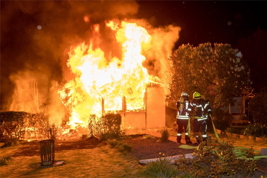 Erzgebirge: Gartenlaube brennt nieder - Die brennende Gartenlaube löschten die Kameraden unter schwerem Atemschutz ab.