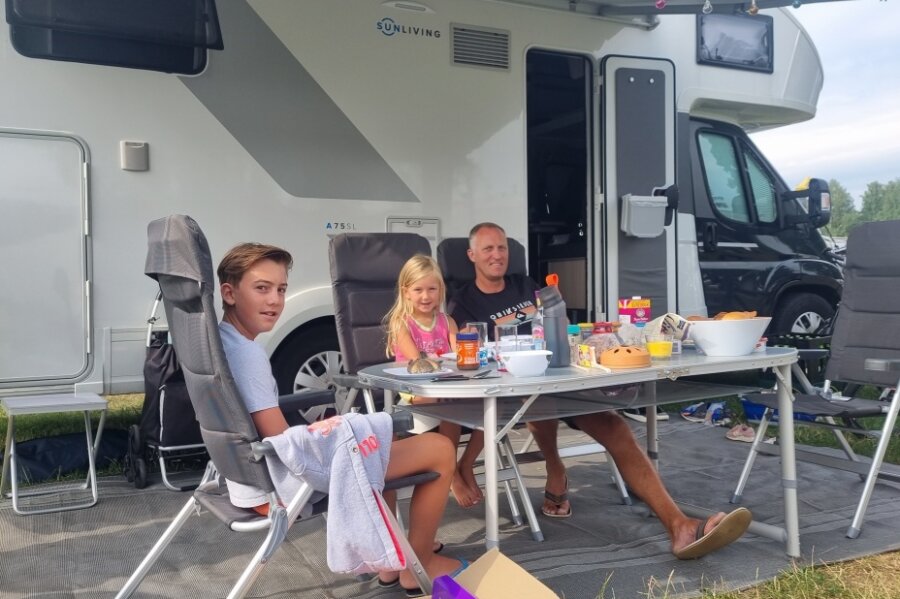 Erzgebirge: Greifenbachstauweiher profitiert vom anhaltenden Camping-Trend - Jens Hahn mit seinen Kindern beim gemütlichen Frühstücken. Eine Woche am Greifenbachstauweiher als Heimatbesuch gehört für die Familie jedes Jahr dazu. 