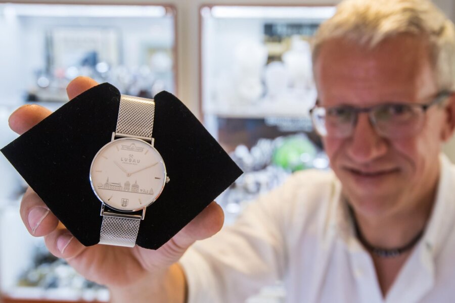 Erzgebirge: Handwerksmeister kreiert spezielle Uhr zum Stadtjubiläum - Uhrmachermeister Andreas Dietz mit der limitierten Lugau-Uhr. „Es ging mir darum, das Spezielle an Lugau darzustellen“, sagt der 54-Jährige.