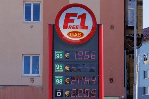 Erzgebirge: Hohe Spritpreise verstärken Tanktourismus nach Tschechien - Die Preistafel der F1-Tankstelle im tschechischen Brandau am Dienstagvormittag. 