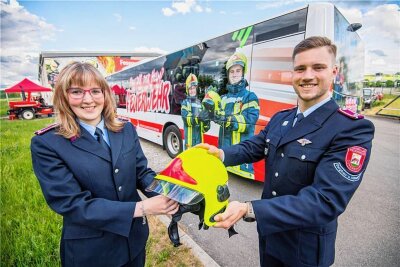 Erzgebirge in Zahlen: Mehr Frauen in der Feuerwehr - "Passt Dir der Helm?" Mit diesem Slogan wirbt der Kreisfeuerwehrverband seit knapp einem Jahr auf vier Bussen für das Ehrenamt im Erzgebirgskreis.