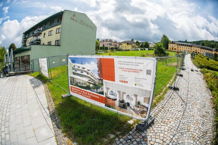 Erzgebirge: Investor stoppt vorerst 8-Millionen-Euro-Investition im Kurort – Das sind die Gründe - Blick auf das geplante Bauareal in Bad Schlema: Wann hier die Bauarbeiten starten, ist nun weiter offen.