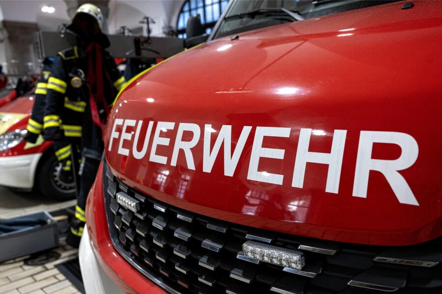 Erzgebirge: Ist das die schnellste Feuerwehr? - Ein abzugloser Kaminofen verursachte am Donnerstagabend eine starke Rauch- und Rußentwicklung in einer Erdgeschosswohnung.