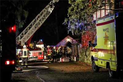Erzgebirge: Kabelbrand sorgt für nächtlichen Feuerwehreinsatz in Flüchtlingsunterkunft - Mehrere Feuerwehren aus der Umgebung waren kurz vor Mitternacht wegen des Brandes alarmiert worden.