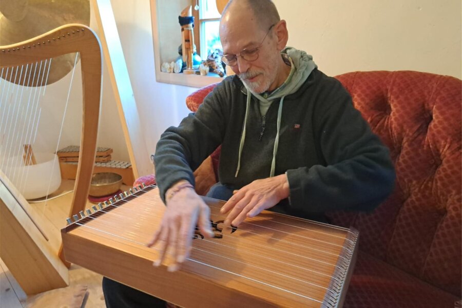 Erzgebirge: Michael Zinnen fertigt Instrument, das keine Musik macht - Michael Zinnen spielt häufig Monochorde.