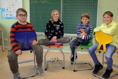 Erzgebirge: Neue Stühle im Klassenzimmer erhalten gute Noten im Praxistest - Edgar, Mia, Jaro und Eddy (v. l.) sind sehr zufrieden mit ihren neuen Stühlen. 