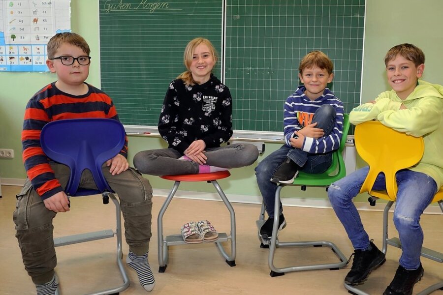 Erzgebirge: Neue Stühle im Klassenzimmer erhalten gute Noten im Praxistest - Edgar, Mia, Jaro und Eddy (v. l.) sind sehr zufrieden mit ihren neuen Stühlen. 
