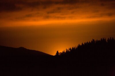Erzgebirge: Orange leuchtender Himmel sorgt für Aufsehen - 