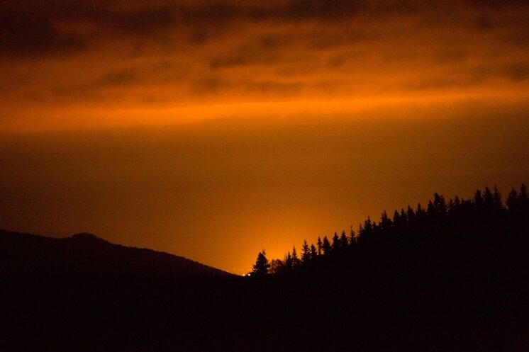 Erzgebirge: Orange leuchtender Himmel sorgt für Aufsehen - 