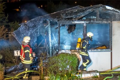 Erzgebirge: Polizei geht bei Gartenlaubenbrand von Brandstiftung aus - Gegen 4 Uhr war der Einsatz beendet.