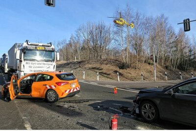 Erzgebirge: Protestierende Bauern eilen bei Unfall an A 72 zur Hilfe – Rettungshubschrauber im Einsatz - Blick auf die Unfallstelle auf dem Autobahnzubringer (S 255) an der A-72-Anschlussstelle Hartenstein.