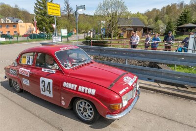 Erzgebirge: Rallye-Legenden machen Abstecher nach Deutschland - Der Saab 96 der beiden Tschechen Pavel Paulik und Ales Moravek zählte zu den Exoten im Feld.