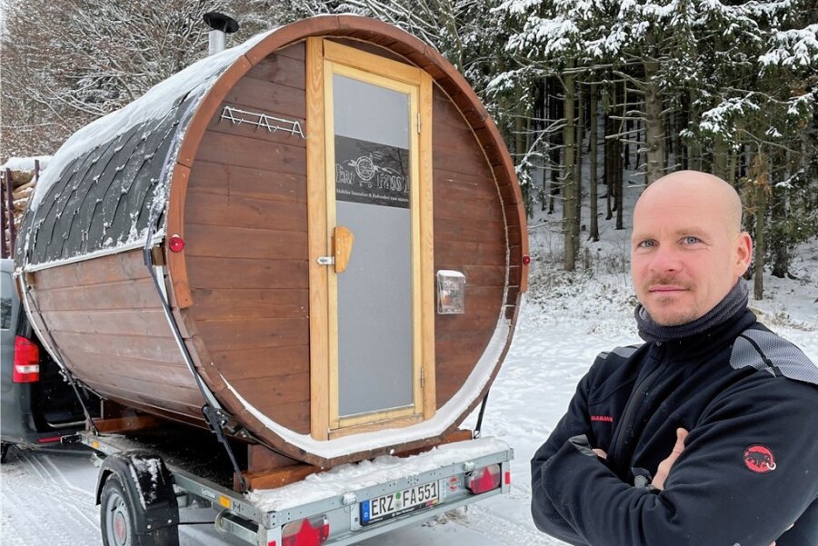 Erzgebirge: Schwitzen im Fass - Abkühlen im Schnee - René Richter aus Raschau sein rollendes "Erz-Fass'l": eine mobile Schwitzhütte. 