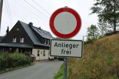 Erzgebirge: Straßensperrung sorgt für viel Verkehr und Ärger - Nur Anlieger dürfen über den Schmelzberg in Johanngeorgenstadt fahren. Doch viele Autofahrer ignorieren das derzeit.