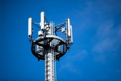 Erzgebirge: Telekom baut Mobilfunkversorgung weiter aus - Ein Mast mit verschiedenen Antennen von Mobilfunkanbietern