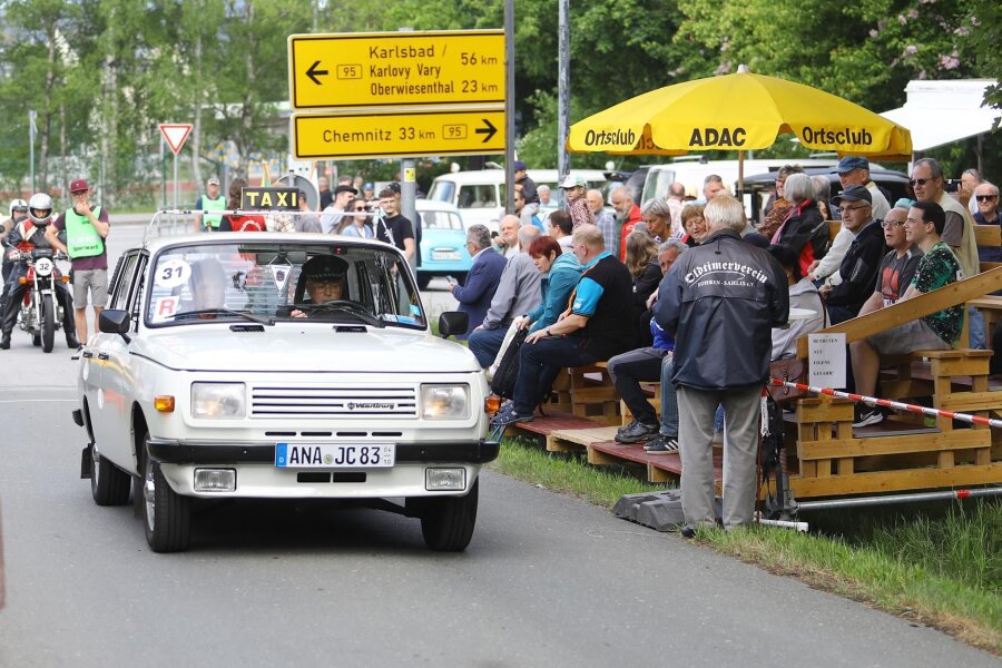 Erzgebirge: Tipps für einen Ausflug zu Pfingsten - Ein Publikumsmagnet ist der traditionelle Pöhlbergpreis. Vor zwei Jahren sicherte sich Joachim Bräuer aus Königswalde mit seinem Wartburg 353, Baujahr 1986, Platz zwei in der Gesamtwertung.