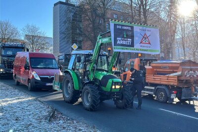 Erzgebirge: Traktor-Korso sorgt für Aufsehen - Mit Plakaten machten die Bauern am Dienstag ihren Protest an der Politik sichtbar. Die Polizei begleitete den friedlichen Konvoi, nahm aber zwischenzeitlich Personalien auf.