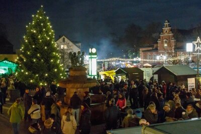 Erzgebirge tüftelt an Lösungen für Adventszeit in der Pandemie - Blick auf den Weihnachtsmarkt in Oelsnitz, wie er sich vor zwei Jahren präsentierte. Auch in diesem Jahr soll es wieder einen Weihnachtsmarkt geben - angepasst an die geltenden Corona-Regeln. 