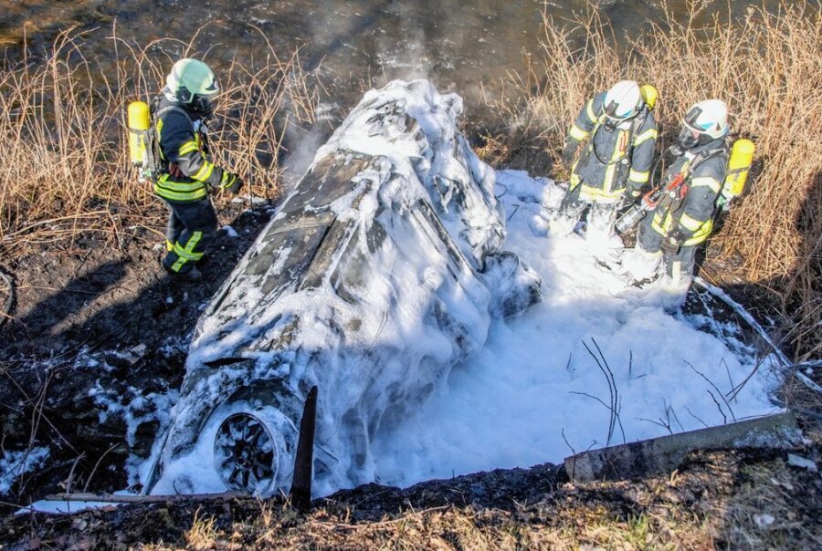 Erzgebirge: Unfallopfer wäre fast verbrannt - Angeklagter streitet Vorwurf ab - Wenige Minuten, nachdem die 19-Jährige gerettet wurde, brannte das Auto aus. Die Feuerwehr erstickte die Flammen mit Schaum.
