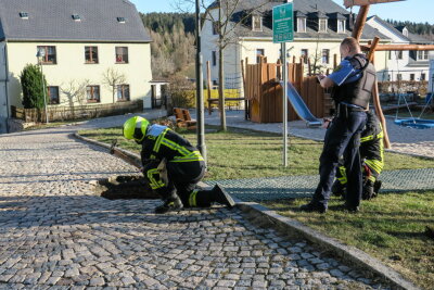 Erzgebirge: Vater und Kind entdecken gefährliches Loch neben Spielplatz - 