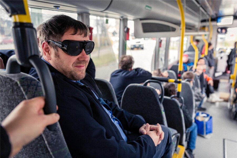 Erzgebirge: Warum Busfahrer blind durch die Stadt kurven - Dirk Puhl trägt eine Simulationsbrille. Sie lässt Gesunde erahnen, wie sehbeeinträchtigte oder blinde Menschen ihre Umwelt wahrnehmen. Selbst eine Busfahrt wird so zur Herausforderung.