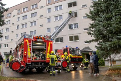 Erzgebirge: Warum ortsübergreifende Feuerwehrübungen immer wichtiger werden - Beim Übungsszenario in Lugau galt es, bei einem Brand die Bewohner eines Wohnblocks zu evakuieren.