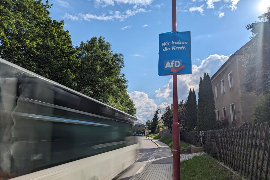 Erzgebirge: Was Niederwürschnitzer über den Sieg der AfD sagen - An der Chemnitzer Straße in Niederwürschnitz hängt wenige Tage nach der Wahl noch ein AfD-Plakat.