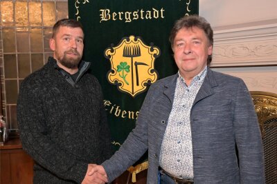 Erzgebirge: Wechsel an der Spitze im Ortschaftsrat - Hans-Jürgen Graf (re.) übergibt als Ortsvorsteher von Wildenthal an seinen Nachfolger Tommy Gruszynsky.