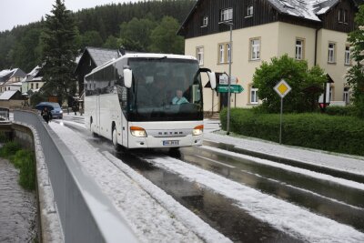 Erzgebirge: Weiße Straßen mitten im Juni - Im Neudorfer Ortszentrum waren die Straßen binnen weniger Minuten weiß.