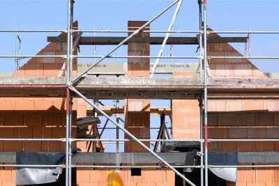 Erzgebirge: Weniger Baugenehmigungen für Ein- und Zweifamilienhäuser erteilt - Im Erzgebirge sind dieses Jahr weniger Genehmigungen für den Bau von Eigenheimen erteilt worden.