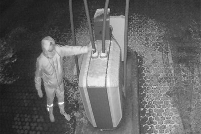 Erzgebirge: Wer wollte den Staubsaugerautomaten an der Tankstelle knacken? - In Oelsnitz versuchte diese Person, einen Automaten an einer Tankstelle zu knacken.