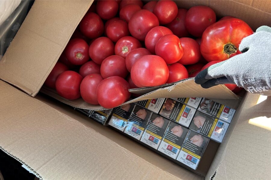 Erzgebirge: Zoll entdeckt Schmuggelzigaretten unter einer Ladung Tomaten - Der Zoll entdeckte Schmuggelzigaretten unter einer Ladung Tomaten.