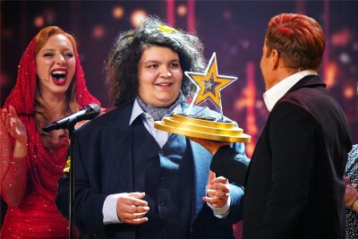Erzgebirger Alexander Doghmani gewinnt das Supertalent - Opernsänger Alexander Doghmani ist am Samstag von den RTL-Zuschauern zum „Supertalent" 2024 gekürt worden. Pop-Titan Dieter Bohlen überreichte den Pokal.