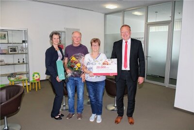 Erzgebirger am Geburtstag von Lottogewinn überrascht - Sparkassen-Kundenberaterin Petra Joswich (l.)mit Lothar und Alene Müller sowie Bereichsleiter Kai Grunert (r.). 