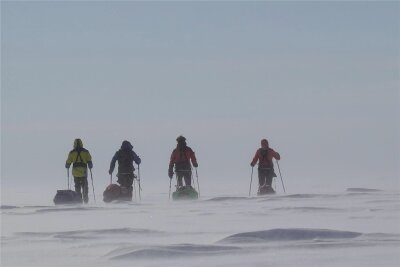 Erzgebirger auf Hammertour im Eis: Per Ski 600 Kilometer durch Grönland - Jeder zog eine Pulka mit 70 bis 80 Kilogramm Gepäck.