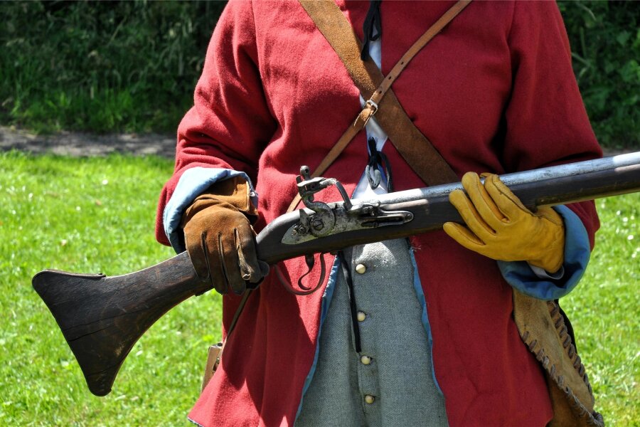 Erzgebirger bastelt aus Deko-Gewehr verbotene Waffe - 4500 Euro Strafe - Solch ein historisches Gewehr hat ein Erzgebirger umgebaut, um mit Patronen schießen zu können.