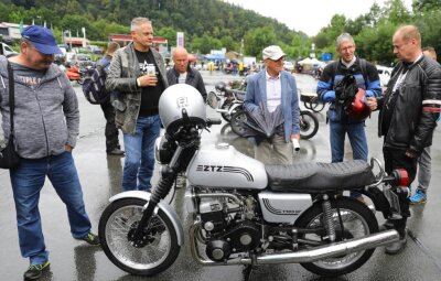 Erzgebirger baut weltrekordverdächtige MZ - Mit seiner MZ-DKW ZTZ 1100 erregt Gerald Richter (rechts im Bild) überall Aufsehen - so auch während des Sommerfests in Zschopau. 