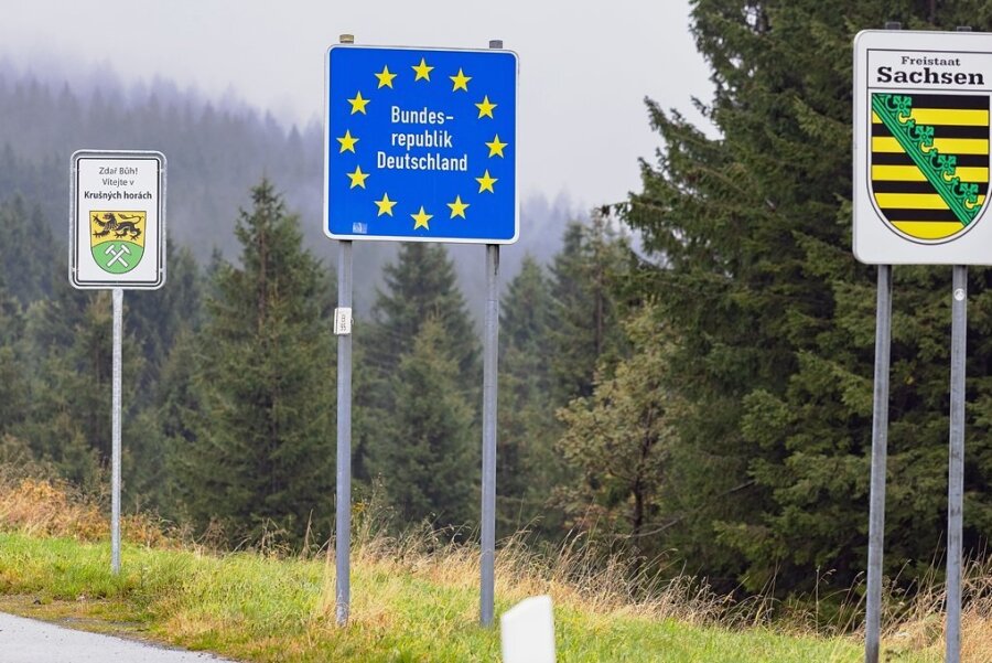 An der Staatsgrenze zu Tschechien ist ein neues Begrüßungsschild dazugekommen.