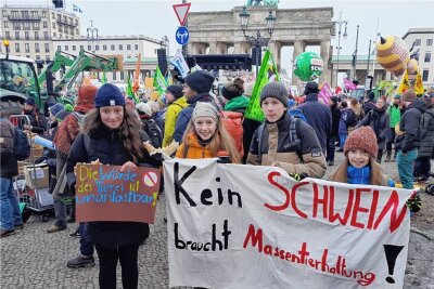 Erzgebirger bei Demo in Berlin dabei - Auf dem Sammelplatz vor dem Brandenburger Tor warten Elody Schwarz, Anni Stülpner, Emil Schreiter und Marla Meister (v. l.) mit ihren selbst gestalteten Plakaten auf den Start der Demo. 