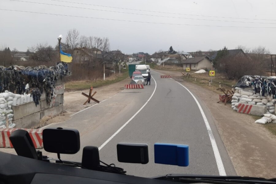 Ein Teil des Hilfstransports fuhr 200 Kilometer landeinwärts in die Ukraine. Dabei passierten die Männer in regelmäßigen Abständen Checkpoints mit schwer bewaffneten Soldaten. 