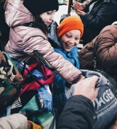 Erzgebirger bringen Spenden in das Kriegsgebiet - Vor allem Kinder freuen sich über die Hilfe. 