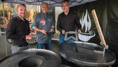 Erzgebirger entwickeln patentierten Grill - Rainer Wörner (Mitte), Geschäftsführer der German Barbecue Association, ist von den Grillprodukten von Latebi begeistert. Marketingleiter Sebastian Enderlein (l.) und Prokurist Swen Martin wollen nun in der Szene Fuß fassen.
