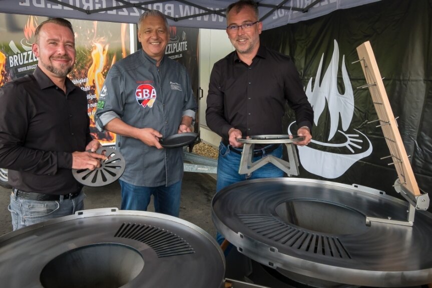 Erzgebirger entwickeln patentierten Grill - Rainer Wörner (Mitte), Geschäftsführer der German Barbecue Association, ist von den Grillprodukten von Latebi begeistert. Marketingleiter Sebastian Enderlein (l.) und Prokurist Swen Martin wollen nun in der Szene Fuß fassen.