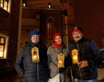 Erzgebirger feiern wieder ihre Christmette - Carmen und Stefan Reidel haben mit ihrer Tochter Cindy Schmidt (Mitte) die Christmette in der St. Wolfgangskirche in Schneeberg besucht. Die Eltern tun das seit 45 Jahren. 