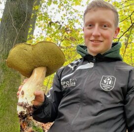 Erzgebirger findet Riesen-Exemplar - Martin Sagenhafte mit einem 1,5 Kilogramm-Pilz.