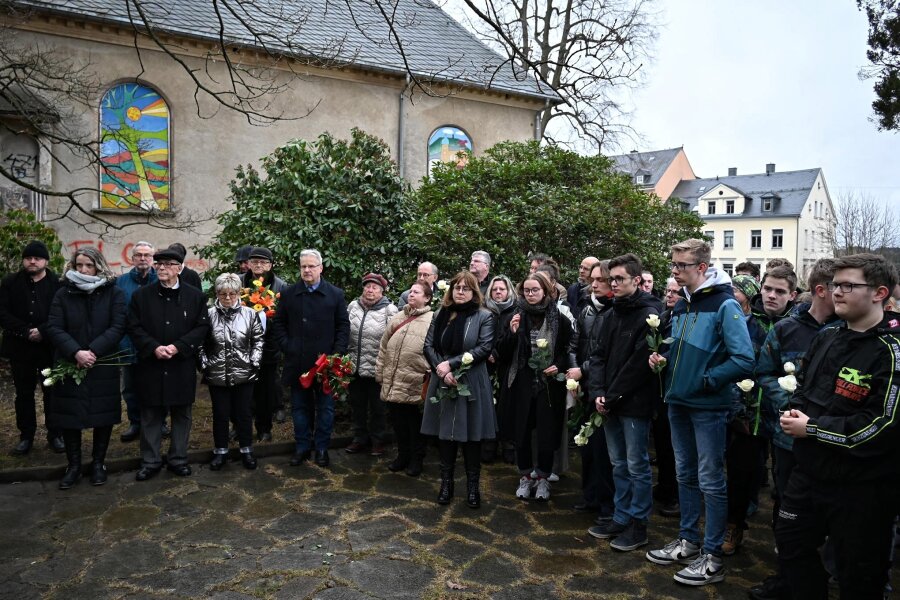 Erzgebirger gedenken der Opfer des Faschismus - Schüler, Lehrer und Vertreter der Stadt nahmen an der Gedenkveranstaltung teil.