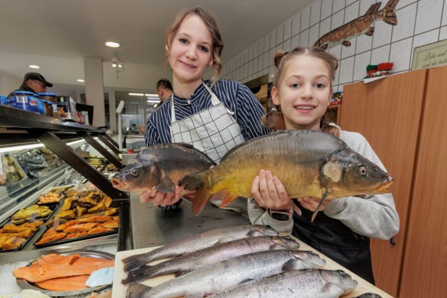 Erzgebirger genießen zu Silvester gern auch Karpfen - Es müssen alle im Familienbetrieb von Heike und Roland Kaul mit anpacken - unter anderem Tochter Monika Firgens (links).