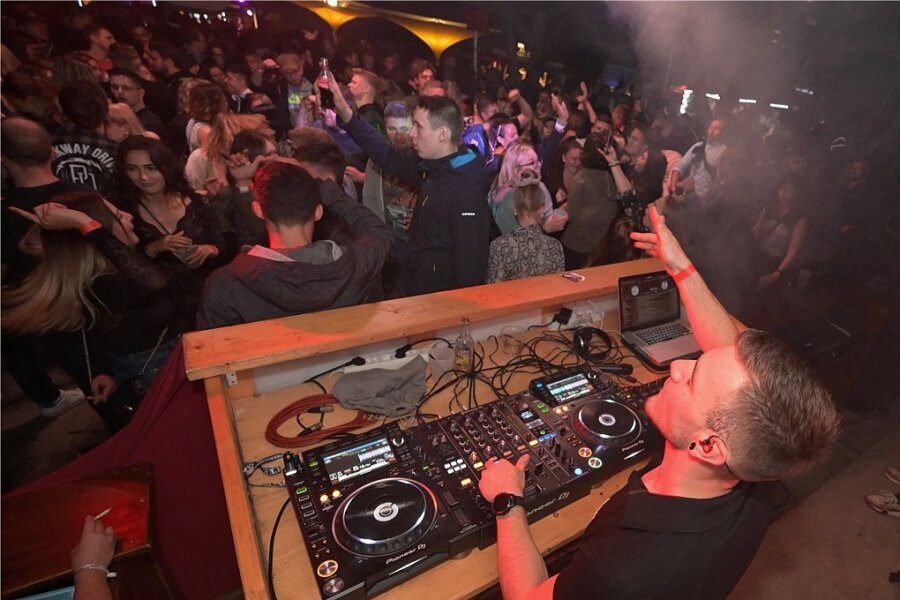 Ausgelassenes Feiern bis in die Nacht: DJ Max Palm aus Pöhla (vorn) hat den zahlreichen Gästen der "Electric Summer Night" in Sosa am Samstag ordentlich eingeheizt. 